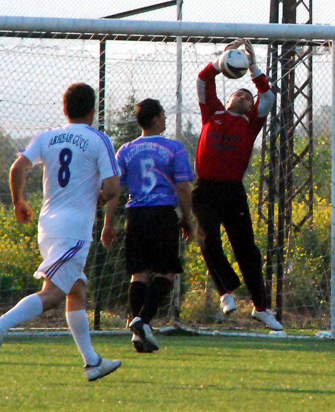 Akhisar Gücü, Dostluk Maçında İzmir Altınırmak Veteranları 2-0 Mağlup etti